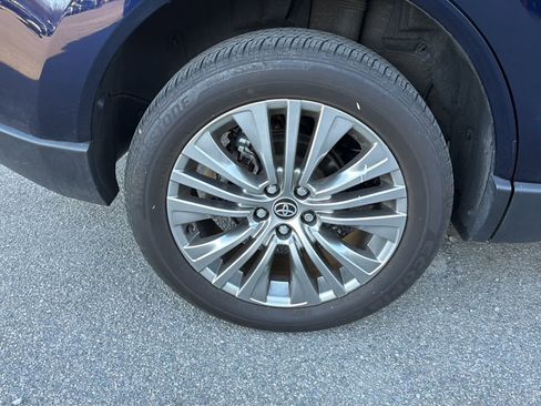 Used 2023 Toyota Venza Limited image 24