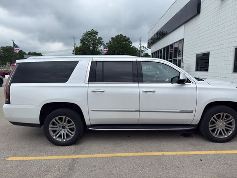 Used 2019 Cadillac Escalade ESV 4WD image 3