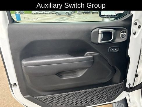 Used 2023 Jeep Gladiator Sport AWD/4WD image 11