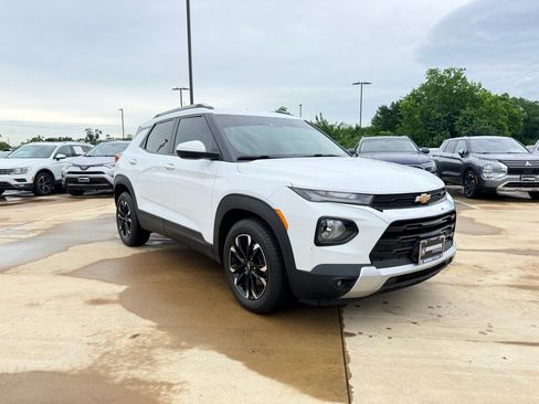 Used 2021 Chevrolet TrailBlazer LT w/ Convenience Package FWD image 3