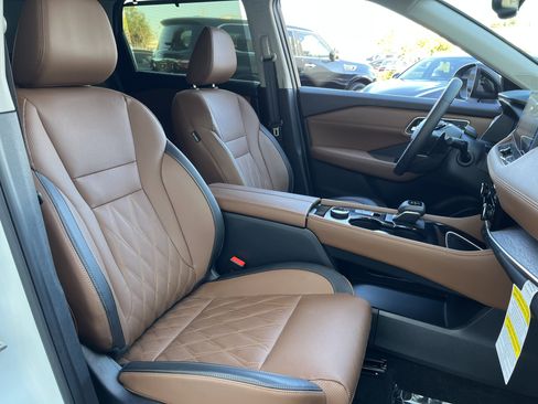 Used 2025 Nissan Rogue Platinum w/ Tech Package image 19