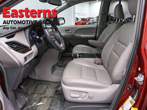 Used 2019 Toyota Sienna XLE FWD image 14