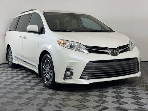 Used 2019 Toyota Sienna XLE w/ XLE Navigation Package FWD image 7