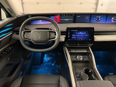 Used 2025 Lincoln Nautilus Premier image 8