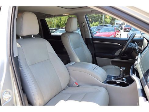 Used 2017 Toyota Highlander FWD V6 image 24
