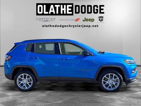 Used 2024 Jeep Compass Latitude w/ Sun and Sound Group AWD/4WD image 30
