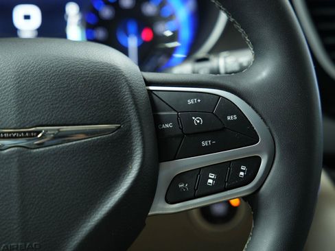 Used 2023 Chrysler Pacifica Touring-L FWD image 37