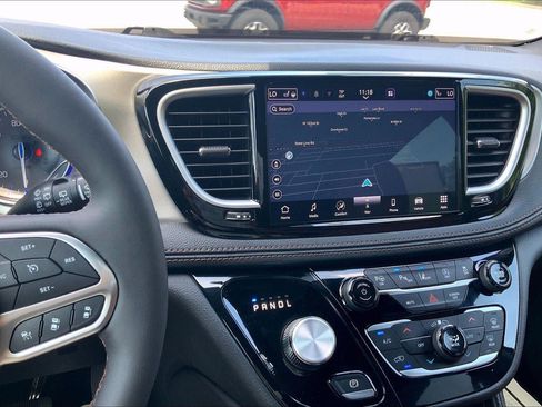 Used 2024 Chrysler Pacifica Pinnacle FWD image 6