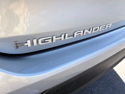 Used 2021 Toyota Highlander LE FWD image 27