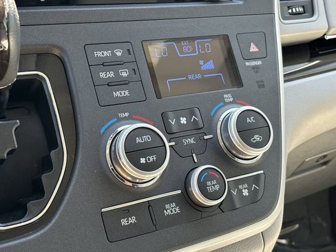 Used 2020 Toyota Sienna XLE image 24