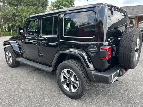 Used 2022 Jeep Wrangler Unlimited Sahara w/ LED Lighting Group AWD/4WD image 4