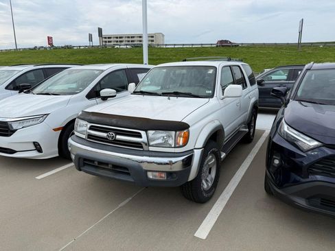 Used 2000 Toyota 4Runner SR5 AWD/4WD image 2
