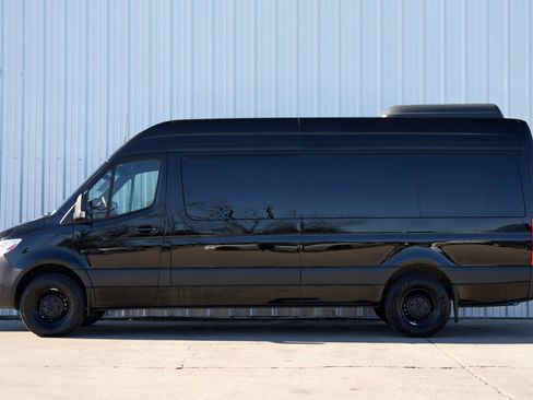 Used 2024 Mercedes-Benz Sprinter 2500 image 9