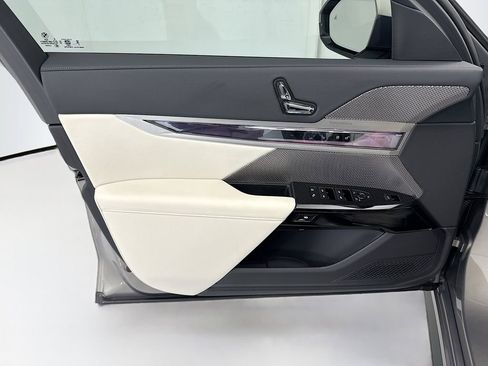 Certified 2025 BMW i7 eDrive50 w/ M Sport Package RWD image 23