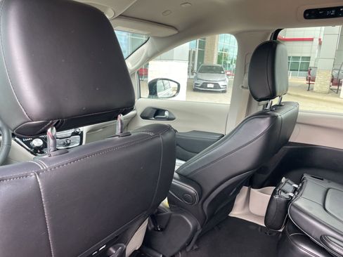Used 2024 Chrysler Pacifica Touring-L FWD image 18
