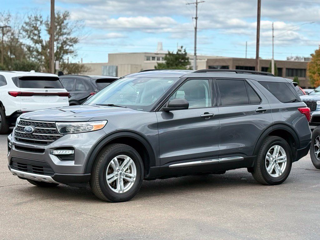 Used 2024 Ford Explorer XLT w/ Equipment Group 202A AWD/4WD image 39