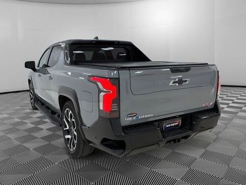 Certified 2025 Chevrolet Silverado EV RST AWD/4WD image 3