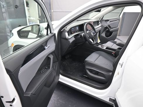 New 2026 Volkswagen Tiguan SE AWD/4WD image 38