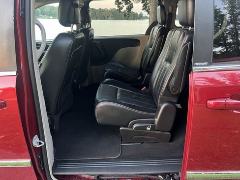 Used 2013 Chrysler Town & Country Touring FWD image 32