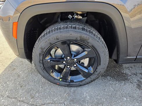 New 2026 Jeep Grand Cherokee L Limited w/ Limited Altitude Package AWD/4WD image 9