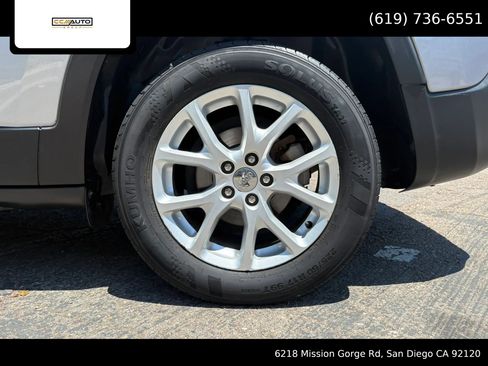 Used 2017 Jeep Cherokee Latitude FWD image 23