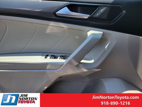 Used 2023 Volkswagen Tiguan SE w/ Panoramic Sunroof Package FWD image 24