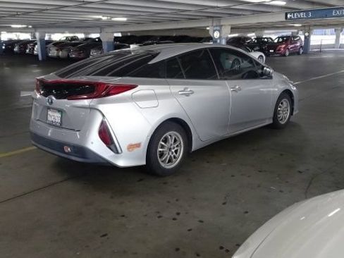Used 2017 Toyota Prius Prime Advanced w/ Preferred Accessory Package FWD image 4