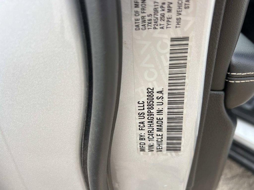 Used 2023 Jeep Grand Cherokee Laredo AWD/4WD image 15
