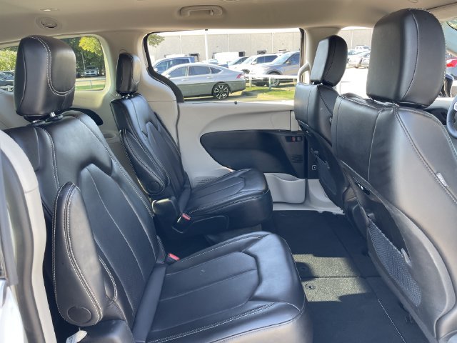 Used 2024 Chrysler Pacifica Touring-L FWD image 27
