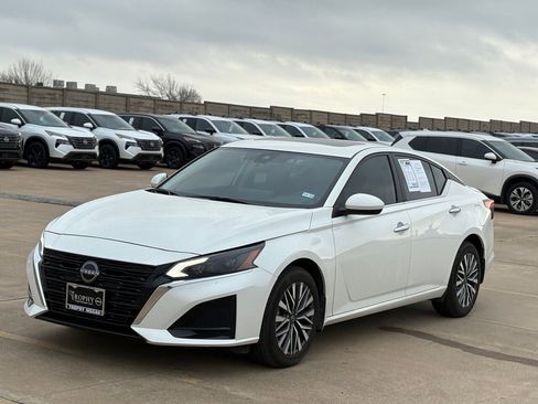 Certified 2023 Nissan Altima 2.5 SV w/ SV Premium Package image 3