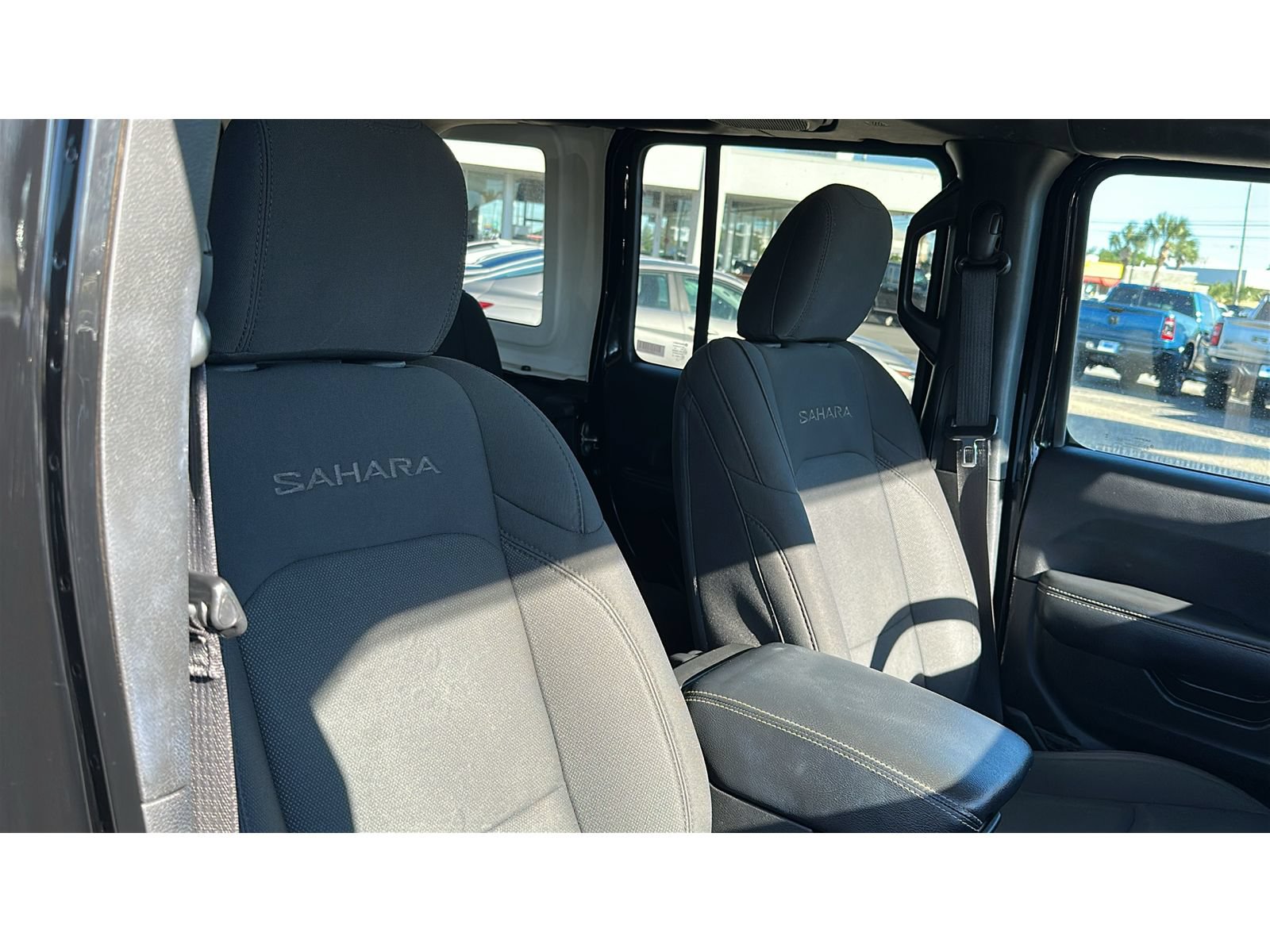 Used 2023 Jeep Wrangler Unlimited Sahara AWD/4WD image 23