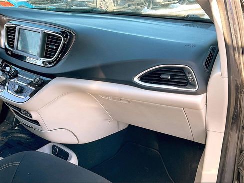 Used 2023 Chrysler Voyager LX image 12