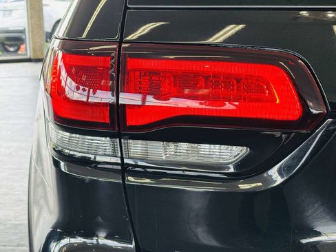 Used 2019 Jeep Grand Cherokee Laredo AWD/4WD image 10