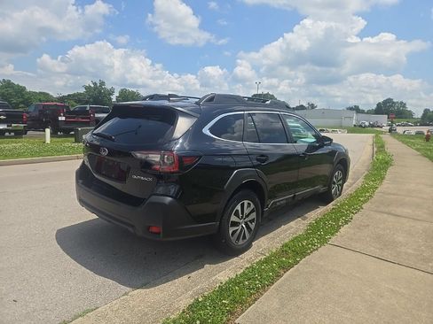 Used 2023 Subaru Outback Premium AWD/4WD image 3