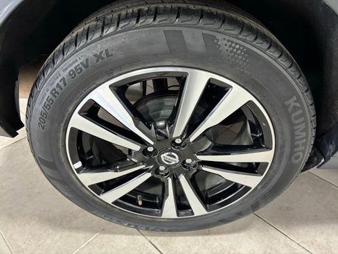 Used 2019 Nissan Kicks SV image 10