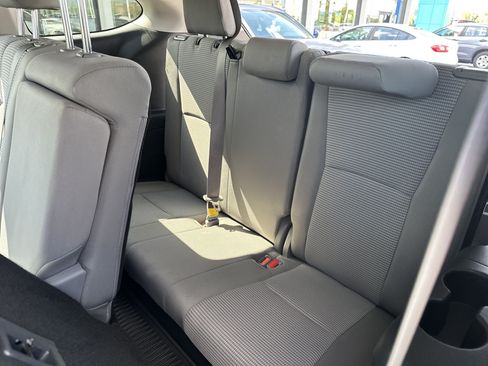 Used 2023 Toyota Highlander LE AWD/4WD image 30