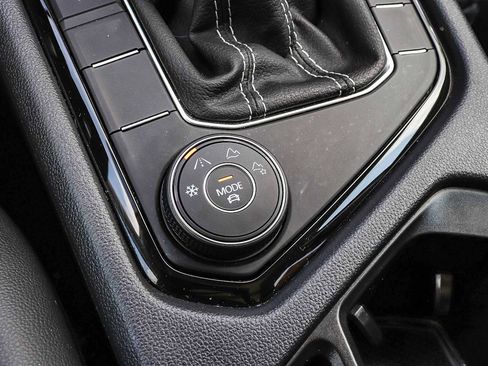 Used 2022 Volkswagen Taos SEL w/ Panoramic Sunroof Package image 27