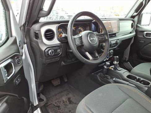 Used 2024 Jeep Gladiator Sport image 15