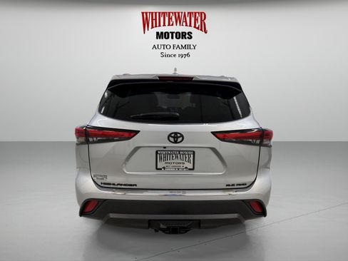 Used 2022 Toyota Highlander XLE AWD/4WD image 3