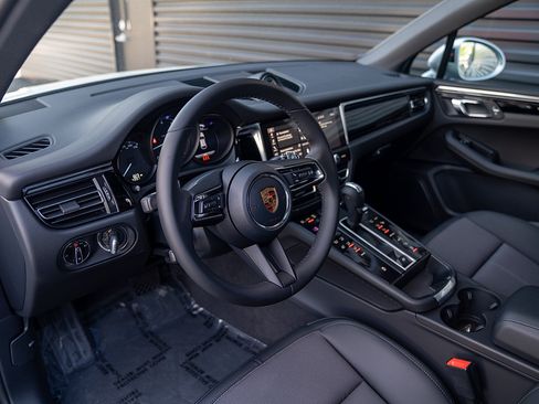 Used 2026 Porsche Macan AWD/4WD image 4