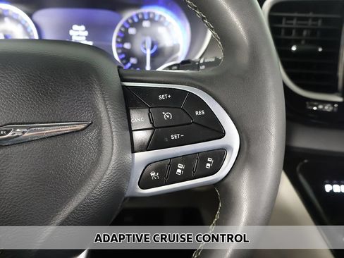 Used 2023 Chrysler Pacifica Touring-L FWD image 3