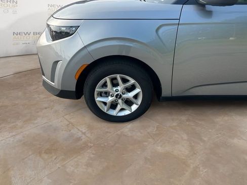 Used 2025 Kia Soul LX w/ LX Technology Package FWD image 14