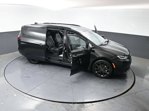 Used 2025 Chrysler Pacifica Limited FWD image 59