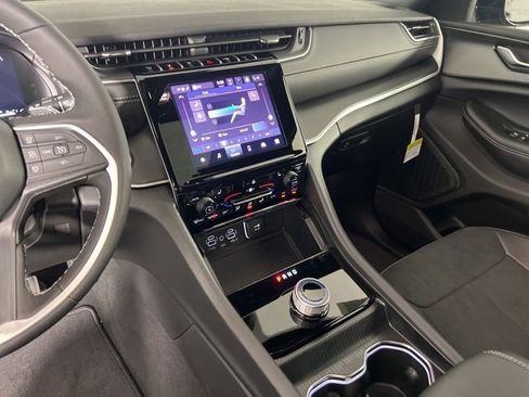 New 2025 Jeep Grand Cherokee L Altitude image 27