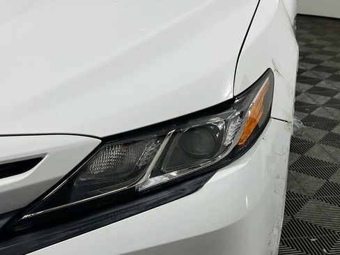 Used 2018 Toyota Camry SE FWD image 11