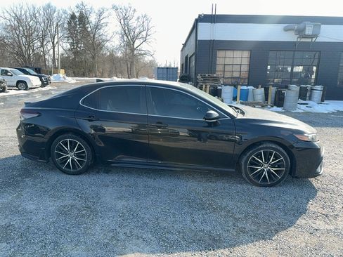 Used 2022 Toyota Camry SE image 3