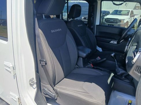 Used 2016 Jeep Wrangler Unlimited Sahara w/ Connectivity Group AWD/4WD image 17