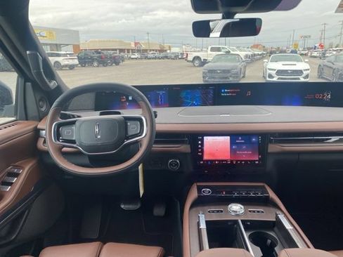 New 2025 Lincoln Navigator Reserve AWD/4WD image 15