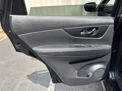 Used 2020 Nissan Rogue SV FWD image 36