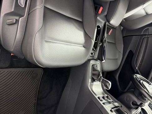 Used 2016 Volkswagen Golf 4-Door FWD image 23